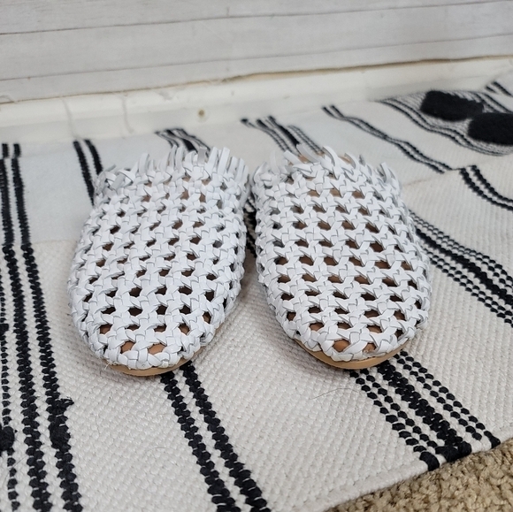 Coconuts by Matisse Safari Woven Leather Mules in White, sz 6 - Picture 3 of 14
